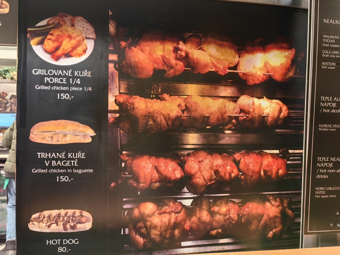 FOTO: Prodává se tu i grilované kuře. – stránka 19