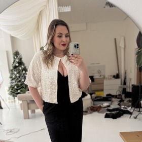 Pro první outfit zvolila stylistka Nikola Jankovská flitrové sáčko do pasu. 