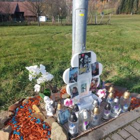 Veřejnost se stará o památník Heleny Zeťové. 