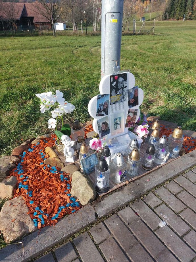 FOTO: Veřejnost se stará o památník Heleny Zeťové.