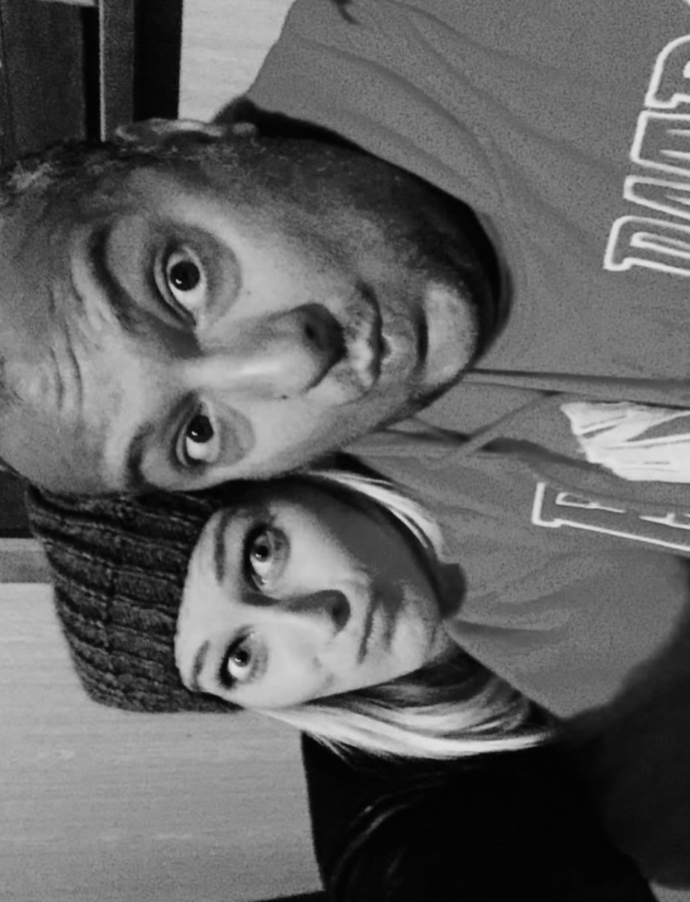 FOTO: Zorka Hejdová oplakává Patrika Hezuckého. – stránka 302