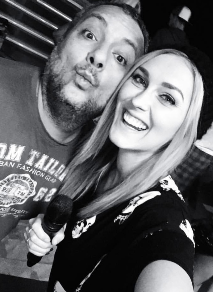 FOTO: Zorka Hejdová oplakává Patrika Hezuckého. – stránka 301