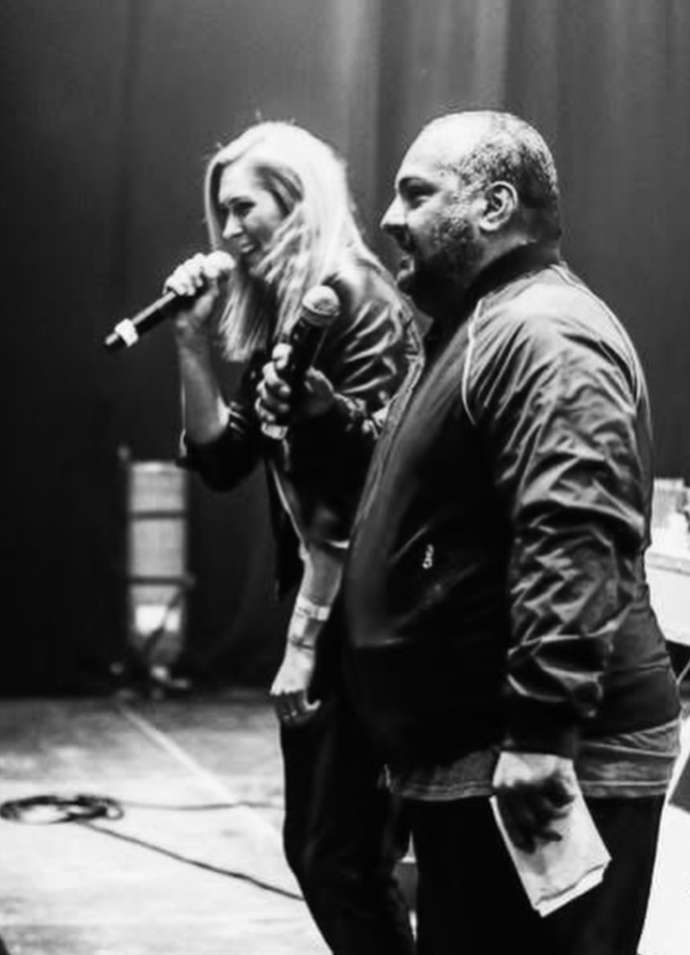 FOTO: Zorka Hejdová oplakává Patrika Hezuckého. – stránka 300