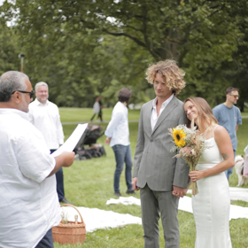 Patrik Hezucký oddával sestru své manželky. 