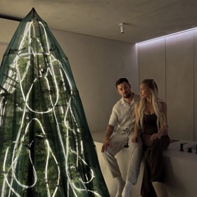 Erika Eliášová ukázala vánoční stromek. 