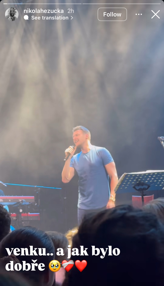 FOTO: Nikola Hezucká se zúčastnila koncertu Vojty Dyka. Vystoupil na něm i Leoš Mareš. – stránka 4