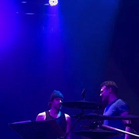 Nikola Hezucká se zúčastnila koncertu Vojty Dyka. Vystoupil na něm i Leoš Mareš. 