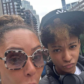 Trans potomek Eddieho s jeho matkou.