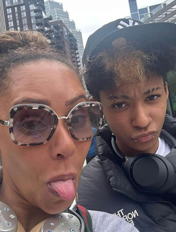 FOTO: Trans potomek Eddieho s jeho matkou. – stránka 3