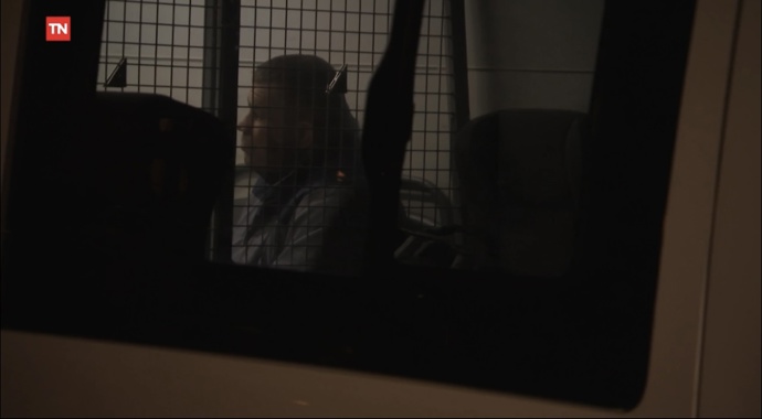 FOTO: Karlos Vémola ve vězeňské dodávce. – stránka 24