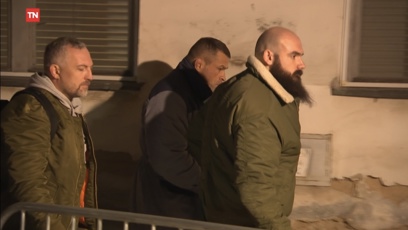 FOTO: Karlos Vémola před stomatologickou klinikou VFN.