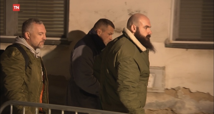 FOTO: Karlos Vémola před stomatologickou klinikou VFN. – stránka 22