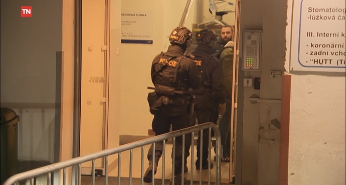 FOTO: Karlos Vémola na předoperační kontrole ve VFN. – stránka 19