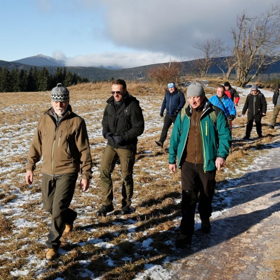 Petr Pavel navštívil Krkonoše a nasadil si zmijovku. 
