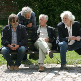 Zdeněk Rytíř (vlevo), po jeho levé ruce sedí Pavel Bobek a na okraji lavičky Petr Hapka. Zdeněk Rytíř si zahrál i v několika filmech a pohádkách, následující snímky jsou z inscenace Brakýři z roku 1983.