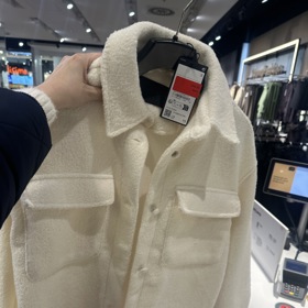 Základem ja shacket, hřejivá bundokošile v neutrálním a snadno kombinovatelném krémovém odstínu, který zapadá i do palety barvy roku 2026. V C&A nás vyšel na 598 Kč.