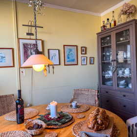 V bytě Petra Rezka nemůže chybět skleník s památečním porcelánem