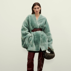 Stále velmi rozšířeným trendem letošního roku jsou nadměrné kozačky nad kolena.