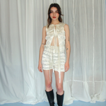 ...nebo lesklé materiály.