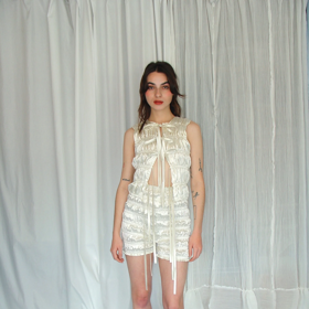 ...nebo lesklé materiály.