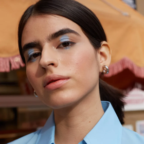 Zejména světle modré stíny ale nesluší každému a je potřeba s nimi zacházet opatrně.