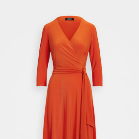 Šaty s výstřihem do V a zavinováním jsou nesmírně lichotivé. Tento výrazný oranžový model je od značky Lauren Ralph Lauren a stojí 5200 Kč.