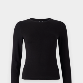 Pod výrazné sako se hodí obléct jednoduchý černý top ke krku a s dlouhým rukávem, který vytvoří perfektní základ pro nápadité a kontrastní vrstvení. Tento kousek je od značky GAP a stojí 490 Kč