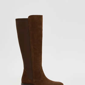 Semišové kozačky v hnědé barvě krásně doplní jemnější i křiklavější odstíny. Tyto boty pořídíte u Reserved za 1699 Kč.