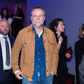 Pro tyto účely si koupil a zrekonstruoval zámek.