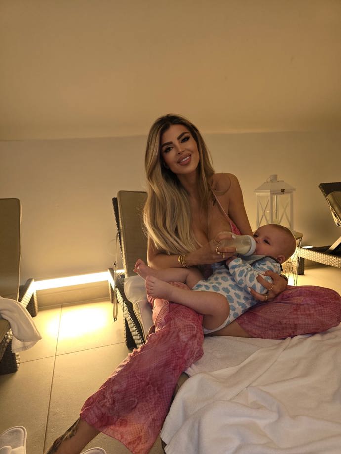 FOTO: Lela Ceterová s malým synem. – stránka 6