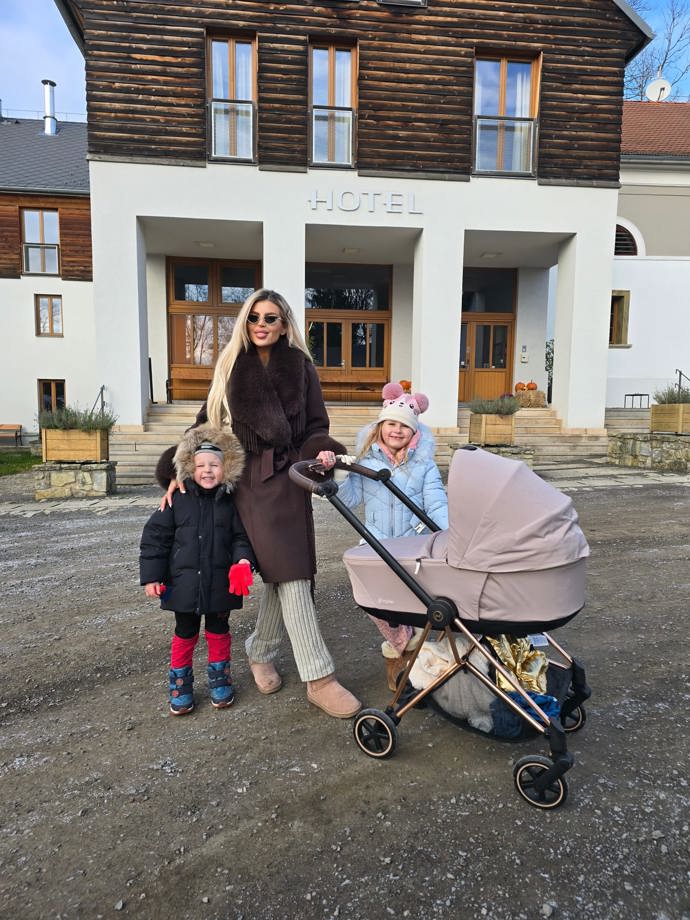 FOTO: Lela Ceterová s dětmi. – stránka 3