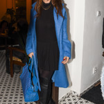 Moderátorka letos vyvenčila také svůj modrý kabát. Sladila ho s modrou kabelkou. 