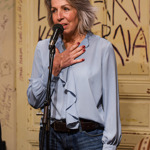 Po modré halence s volány nedávno sáhla zpěvačka Marcela Březinová.