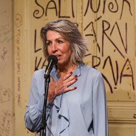 Po modré halence s volány nedávno sáhla zpěvačka Marcela Březinová.