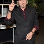 Vyrábí se unikátní metodou, kdy se polije benzínem a zapálí.