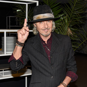 Vyrábí se unikátní metodou, kdy se polije benzínem a zapálí.