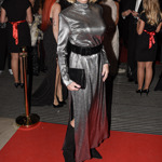 Metalické šaty v jednoduchém střihu a doplněné neutrálními doplňky třeba v černé barvě působí pořád výrazně, ale harmonicky.