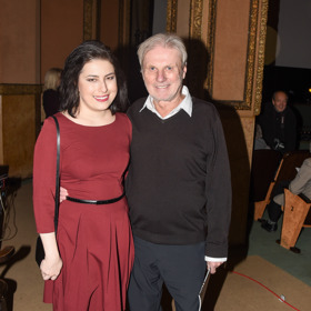 Zdenek Merta se po boku dcery Viktorie po dlouhé době objevil ve společnosti. Viktorie oblékla jednoduché červené šaty s dlouhým rukávem doplněné o černé kozačky. 