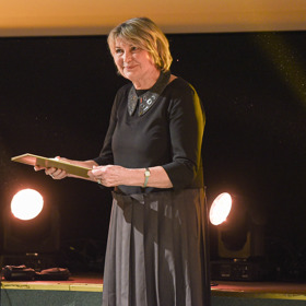 Herečka outfit doplnila elegantními zlatými hodinkami. 