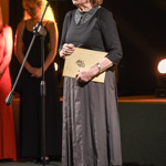 Eliška Balzerová oblékla šedý komplet skládané sukně a topu s ozdobným límečkem.