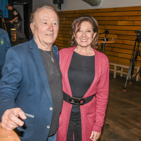 O svou skvěle vypadající pleť se moc nestará. Na snímku s kolegou zpěvákem Petrem Jandou.