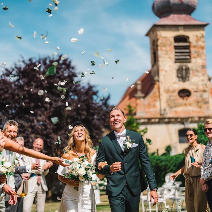 FOTO: Lukáš Provod se oženil s krásnou Petrou asi před dvěma roky. – stránka 21