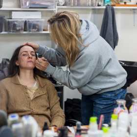 Elizaveta Maximová během líčení u filmu Máma.