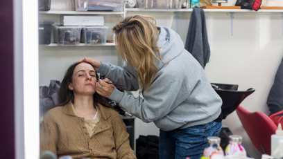 FOTO: Elizaveta Maximová během líčení u filmu Máma.