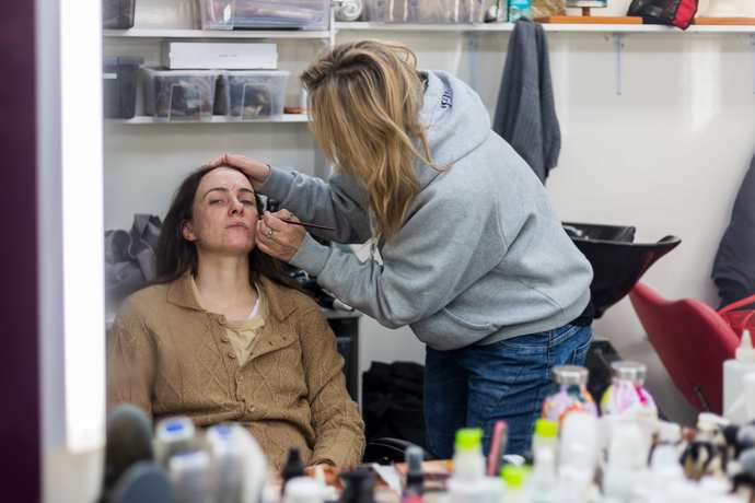 FOTO: Elizaveta Maximová během líčení u filmu Máma. – stránka 2