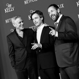 George Clooney, režisér Noah Baumbach a Adam Sandler na premiéře snímku v Los Angeles.