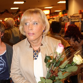 Začínala jako dělnice v továrně.