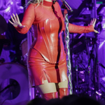 Na koncertech vypadají její vlasy velmi výrazně.