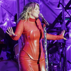 Na koncertech vypadají její vlasy velmi výrazně.