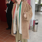 Eva Holubová to podobně jako Sabina Remundová překombinovala. Huňatý kabát jí neprokázal moc dobrou službu, stejně jako značková šála. 